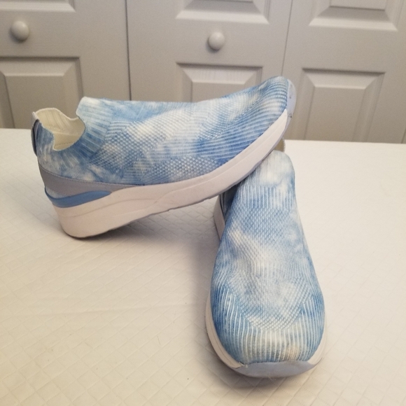 Isaac Mizrahi Live! Women's Size 8 Tie Dye Sneaker Fabric Blue Shoes - Picture 3 of 6